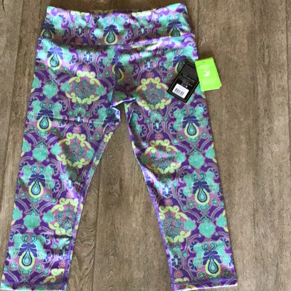 Glider ladies workout pull on Capri. NWT SZ M
